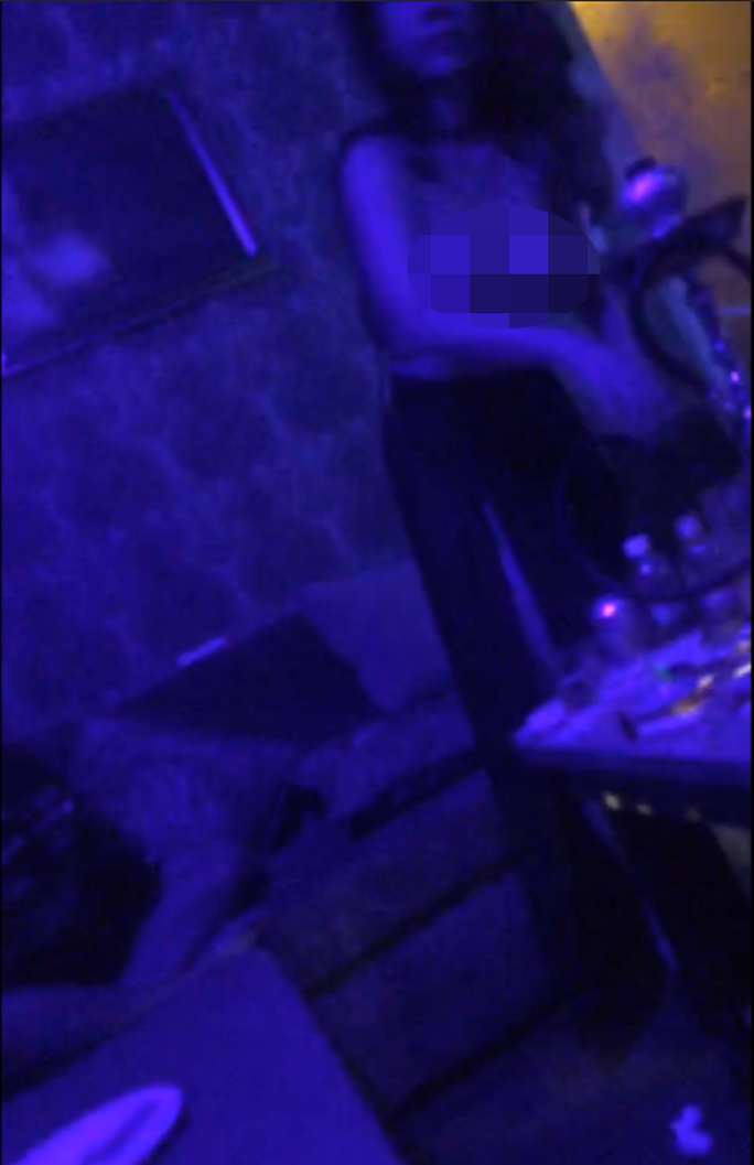 Việc kiếm được nhiều tiền khiến các cô gái phải làm liều, dù tuổi đời của họ còn rất trẻ. Theo tiết lộ của một tay chơi, Sunlight hay Sunflower đều tuyển chọn tiếp viên khá kỹ về sắc vóc, tuổi đời cũng như độ chịu chơi. Những tiếp viên có thu nhập cao được gọi là "đào VIP". Đào VIP khá chảnh vì chỉ để dành cho khách VIP - những người coi tiền như lá khoai, nhìn một tờ bill tính tiền cả trăm triệu đồng mà mặt không chút biến sắc. (Ảnh NLĐ)