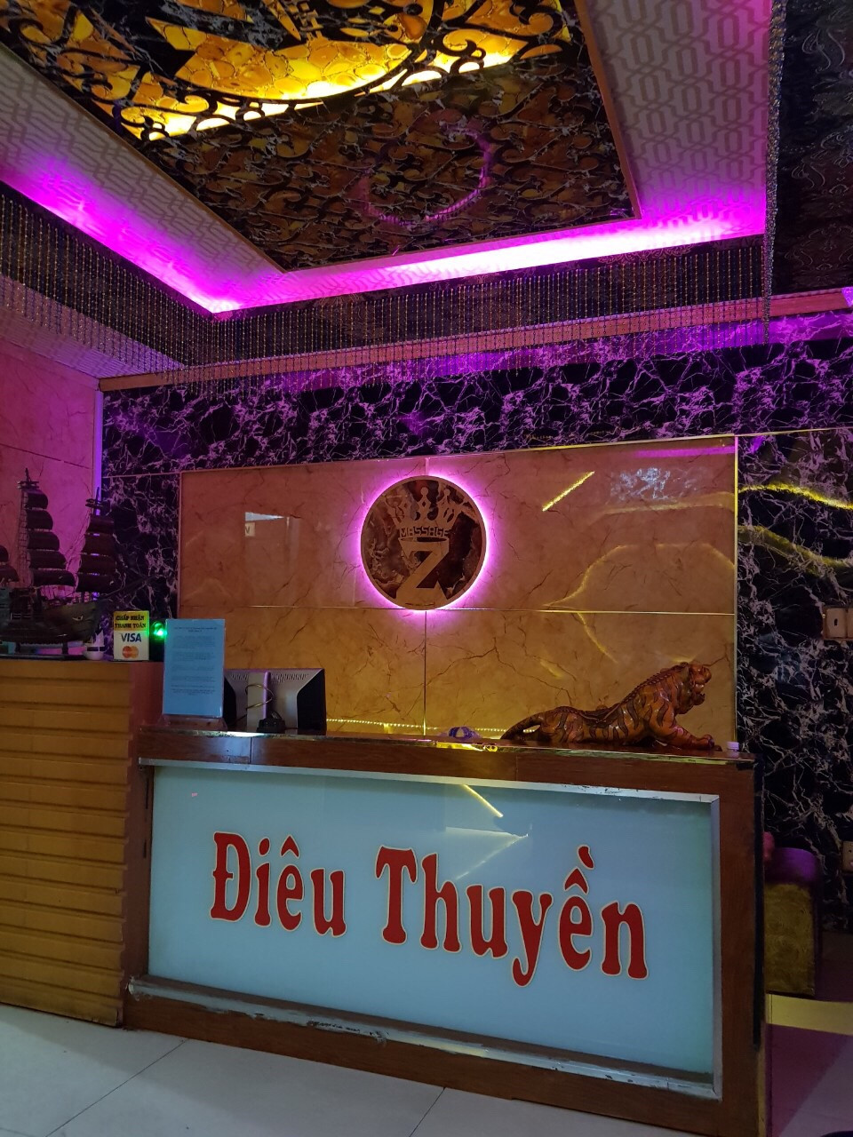 Ngày 9/7, Đội Cảnh sát hình sự CA quận Tân Bình phối hợp Đoàn kiểm tra liên ngành văn hoá xã hội quận và CA phường 14 bất ngờ kiểm tra đột xuất cơ sở masage Điêu Thuyền (số 242 Đồng Đen), bắt quả tang 3 nữ nhân viên của quán đang masage kích dục cho 3 khách nam.