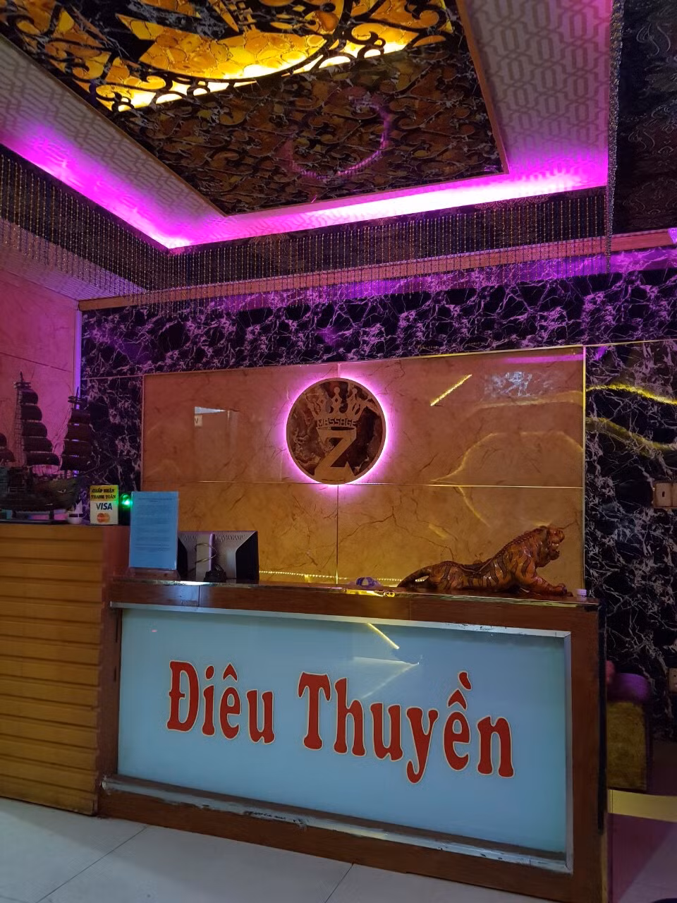 Ngày 9/7, Đội Cảnh sát hình sự CA quận Tân Bình phối hợp Đoàn kiểm tra liên ngành văn hoá xã hội quận và CA phường 14 bất ngờ kiểm tra đột xuất cơ sở masage Điêu Thuyền (số 242 Đồng Đen), bắt quả tang 3 nữ nhân viên của quán đang masage kích dục cho 3 khách nam.