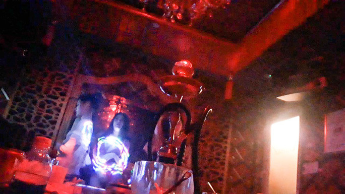 Để được làm việc tại nhà hàng Sunlight, các tiếp viên ngoài có ngoại hình còn phải đi phẫu thuật thẩm mỹ, nâng ngực... Sau những cuộc thác loạn thâu đêm, khi khách có nhu cầu từ A tới Z, tiếp viên phải phục vụ. "Giá mua dâm là 5 triệu đồng/lượt, qua đêm 15 triệu đồng" - một tiếp viên tiết lộ. (Ảnh NLĐ)