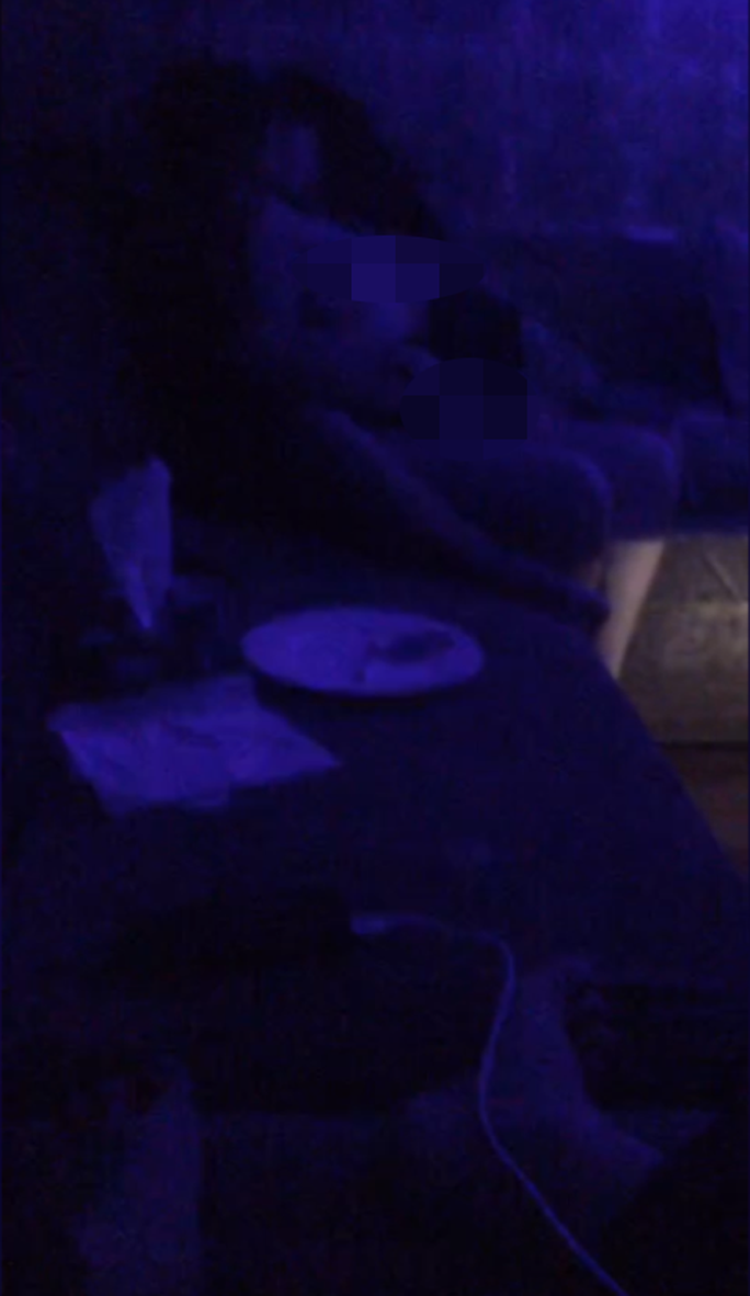 Theo tiết lộ của các nữ tiếp viên, để được tuyển chọn vào nhà hàng Sunflower, phải qua kiểm tra khá gắt gao. Sau đó, còn được "đào tạo" về cách hút shisha, uống bia..., thậm chí phải biết cắn "kẹo", hít "khay". Nếu khách có yêu cầu sử dụng những thứ trên mà tiếp viên không đáp ứng được, sẽ bị đuổi việc. (Ảnh NLĐ)