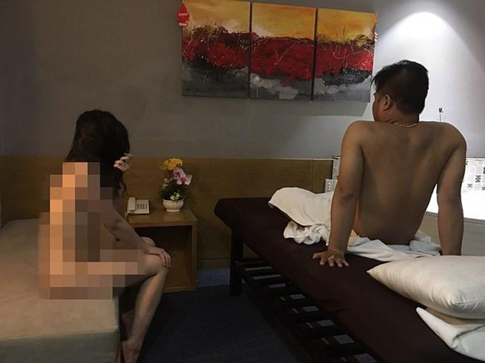 Tối 22/2, tiệm massage Lê Hân Đại Nam trên đường Bùi Thị Xuân (phường Phạm Ngũ Lão, quận 1) bị cảnh sát bất ngờ kiểm tra, phong tỏa các lối ra vào, vô hiệu hóa các nhân viên nam.