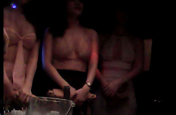 Theo một nữ tiếp viên nữ ở đây, quản lý căn cứ vào tiền boa tiếp viên nhận được và hóa đơn tính tiền để đánh giá mức độ "lột và quẩy" của tiếp viên. Nếu một đêm, tiếp viên nào được boa 500.000 đồng thì bị xem là "chơi không hết mình với khách" và liệt vào "danh sách đen" xem xét đuổi việc. (Ảnh NLĐ)