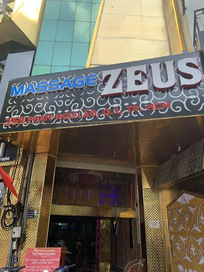 Ngày 7/3, Công an quận 1 bắt quả tang một nữ tiếp viên 20 tuổi, khỏa thân, đang kích dục cho khách trong phòng ở một cơ sở cơ sở massage Zeus nằm trên đường Phạm Ngũ Lão, phường Phạm Ngũ Lão.