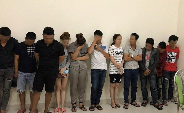 Theo cảnh sát, đây là quán karaoke không tiếp khách lạ, chỉ khách quen biết phải đặt trước mới được vào chơi. Khi khách có nhu cầu thì nhân viên sẽ mua giúp ma túy và chuẩn bị sẵn dụng cụ để phục vụ.