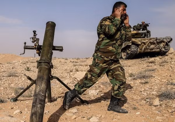 Quân đội Syria cũng sử dụng một số xe tăng T-72 và các loại súng cối cỡ nòng 82-120mm cho các cuộc pháo kích vào phiến quân IS ở thành cổ Palmyra.