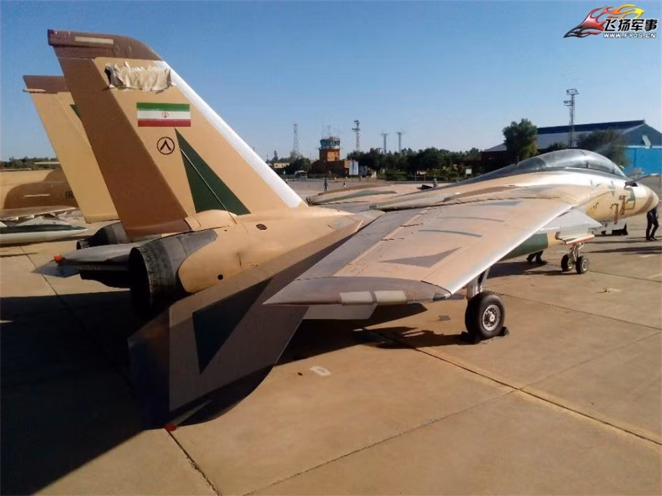Trớ trêu thay, dù là một trong những quốc gia chống Mỹ quyết liệt, tuy nhiên Không quân Iran suốt nhiều năm vẫn phải sử dụng công nghệ Mỹ trong lực lượng. Điển hình là tiêm kích F-14A Tomcat được chính quyền quân chủ nhập khẩu trước khi cuộc Cách mạng Hồi giáo Iran 1979 nổ ra.