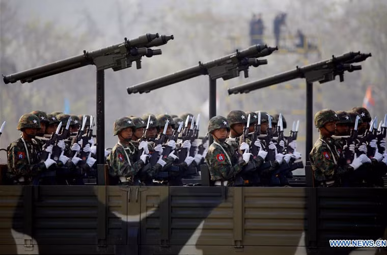 Tên lửa phòng không vác vai được gắn trên xe tải chở quân. Nguồn: News.cn