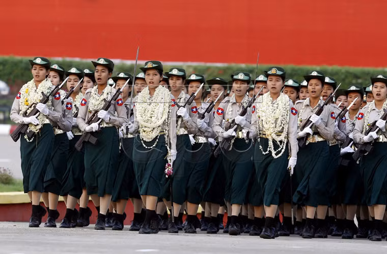 Khoảng 10.000 binh sĩ Quân đội Myanmar duyệt binh… Nguồn ảnh: EPA