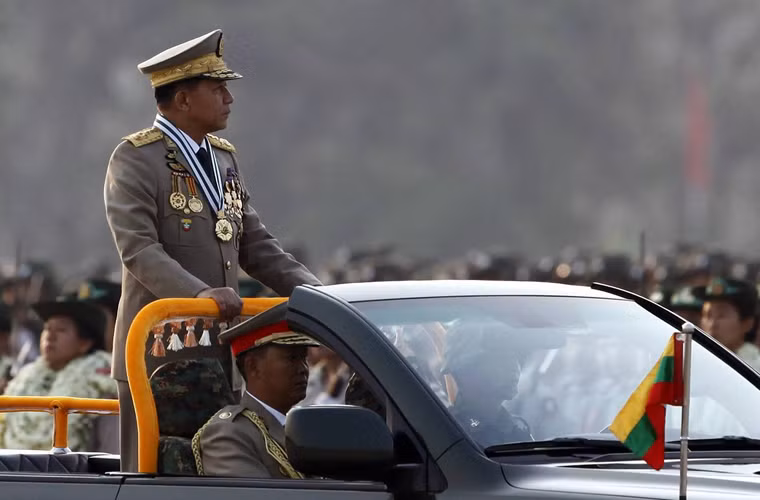 Trong ảnh là Tổng tư lệnh Quân đội Myanmar tướng Min Aung Hlaiang trên xe ô tô đang diễu duyệt đội ngũ. Nguồn ảnh: sfchronicle