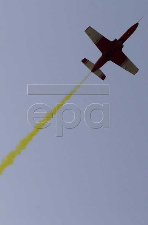 Máy bay huấn luyện K-8W phun khói màu biểu diễn trong cuộc duyệt binh của Quân đội Myanmar. Nguồn ảnh: EPA