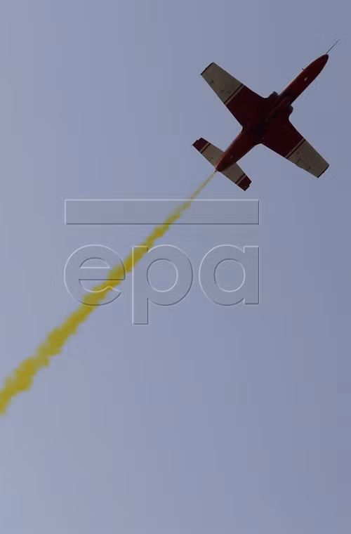 Máy bay huấn luyện K-8W phun khói màu biểu diễn trong cuộc duyệt binh của Quân đội Myanmar. Nguồn ảnh: EPA