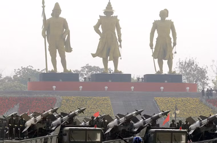 Đội hình bệ phóng tự hành Pechora-2M – biến thể nâng cấp tổ hợp tên lửa phòng không S-125 Pechora được cải tiến tính cơ động.