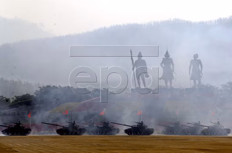 ….cùng với hàng trăm xe tăng, xe pháo, tên lửa diễu hành trên quảng trường ở thủ đô Naypytitaw. Nguồn ảnh: EPA