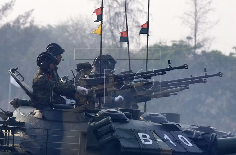 Đội hình xe tăng chủ lực Type 59D của Lục quân Myanmar. Nguồn ảnh: EPA