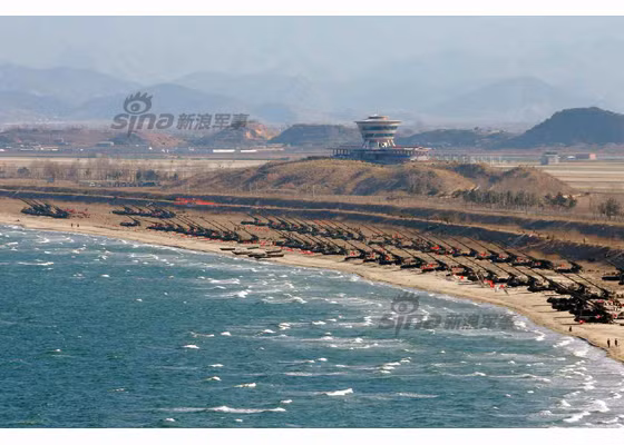 Pháo tự hành Koksan lần đầu được cơ quan tình báo Mỹ phát hiện tại thành phố Koksan năm 1978. Và vì thế, người Mỹ mới đặt cho nó cái tên M1978 Koksan. Đó cũng là cái tên được quốc tế dùng để gọi loại vũ khí này, thực tế Triều Tiên chưa công bố tên thật của pháo. Ảnh: Hàng dài siêu pháo Koksan bố trí dọc bờ biển.