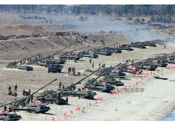 Theo một số nguồn tin, việc tổ chức biên chế triển khai pháo tự hành Koksan theo cấp tiểu đoàn gồm 12 khẩu, 20-30 xe tải (chở đạn, hậu cần), 150-190 binh sĩ. Trong một tiểu đoàn gồm 3-4 khẩu đội pháo và một bộ chỉ huy. Từ 3-6 tiểu đoàn sẽ hợp thành một lữ đoàn pháo tự hành Koksan. Trong tổ chức lữ đoàn sẽ có bộ chỉ huy cũng như bổ sung thêm các đơn vị bám bắt mục tiêu, phòng không, công binh hỗ trợ.