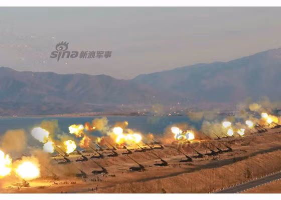 Theo các chuyên gia quân sự, siêu pháo tự hành Koksan ban đầu được bố trí trên khung gầm xe tăng T-54/55. Tuy nhiên, gần đây Triều Tiên đã trang bị khung gầm mới có kích thước lớn hơn, cho phép chở thêm 12 viên đạn pháo 170mm.