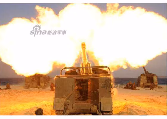 Ngoài Koksan, trong cuộc tập trận, Triều Tiên còn sử dụng một số loại pháo tự hành cùng pháo phản lực khác. Ví dụ như lựu pháo tự hành 152mm này.