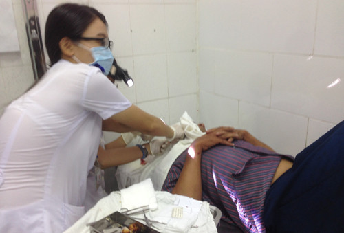 Roi nuoc mat nhin be gai chet tham trong mua Sai Gon-Hinh-2