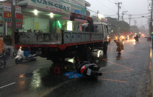 Roi nuoc mat nhin be gai chet tham trong mua Sai Gon