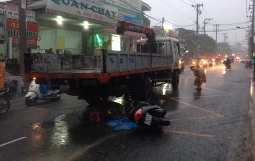 Roi nuoc mat nhin be gai chet tham trong mua Sai Gon