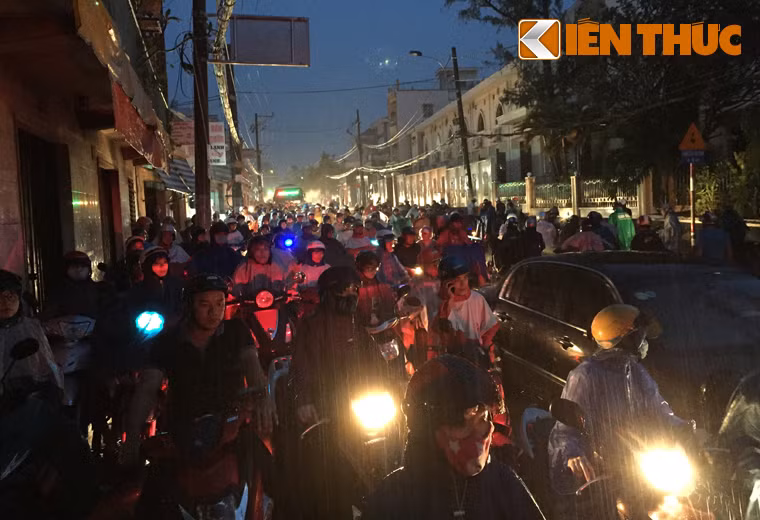 Anh huong bao so 3, Sai Gon ngap khung khiep, ket xe kinh hoang