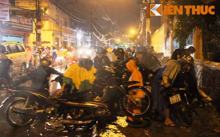 Hàng trăm xe chết máy.