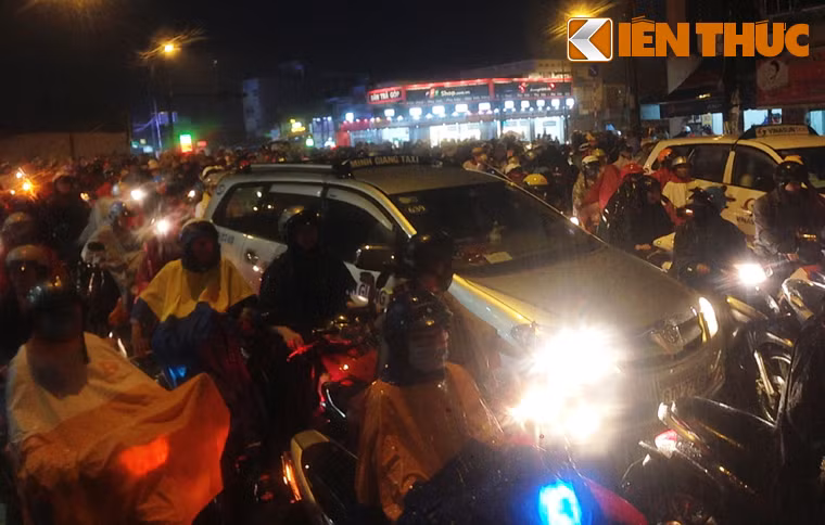 Tình trạng ùn ứ tại nút giao thông Phạm Văn Đồng- Tô Ngọc Vân, quận Thủ Đức.