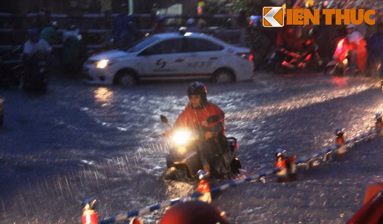Cảnh hãi hùng vượt qua biển nước của người dân Sài Gòn.