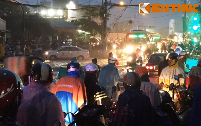 Mưa gây ngập nặng hàng loạt tuyến đường khắp Sài Gòn.