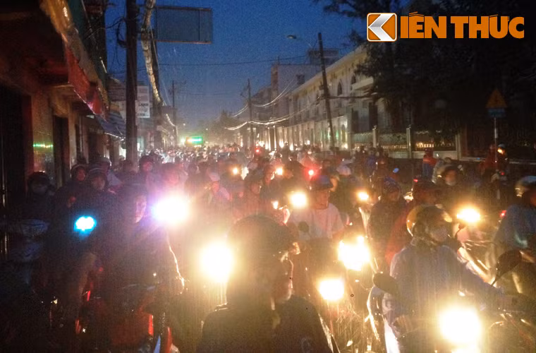 Cảnh kẹt xe khủng khiếp ở Sài Gòn kéo dài suốt từ chiều đến tận 20h tối nay.