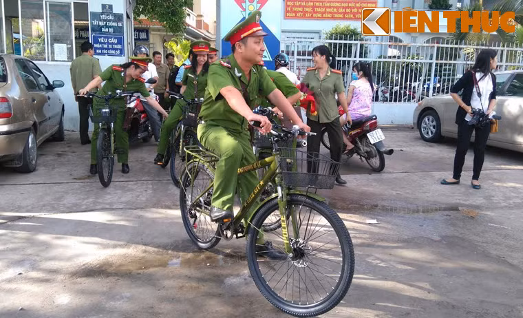 Các cán bộ, chiến sĩ CSKV phường Dĩ An đi tuần tra địa bàn trên xe đạp...