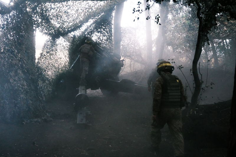 Một nhà phân tích quân sự Ukraine mang bí danh Tatarigami cũng cho biết, lực lượng Nga đang cố gắng kiểm soát các tuyến đường cung cấp cho Pokrovsk bằng cách triển khai máy bay không người lái tấn công trên một tuyến đường quan trọng. “Đây là một mối đe dọa nghiêm trọng đối với quá trình tiếp tế cho Pokrovsk, có thể đe dọa tính bền vững của hệ thống phòng thủ Ukraine ở khu vực này”, ông nói. Ảnh: Kyiv Independent.