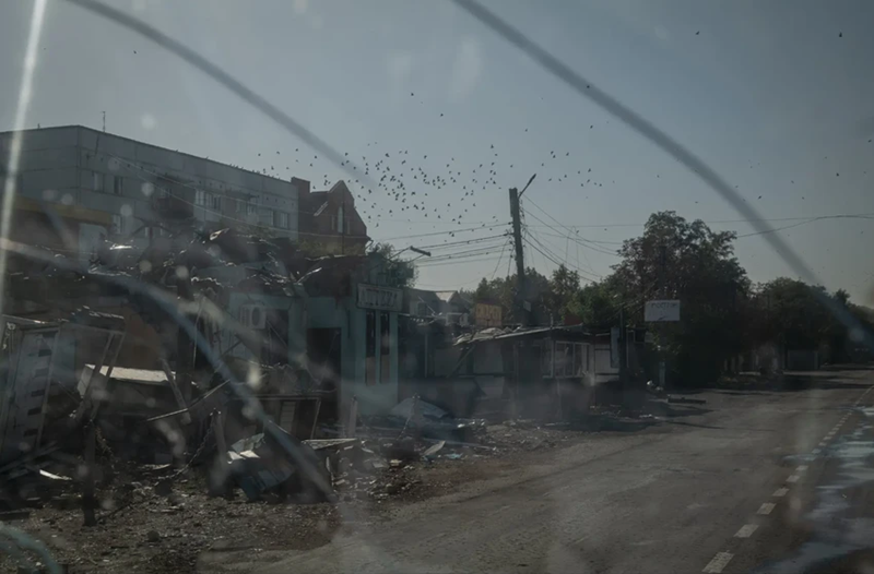 Mặc dù Tướng Oleksandr Syrsky không nói rõ các biện pháp cụ thể có thể được thực hiện là gì, tuyên bố đáng lo ngại của ông đã nhấn mạnh tình hình đang xấu đi xung quanh Pokrovsk, một trung tâm đường sắt và đường bộ quan trọng đối với Quân đội Ukraine. Ảnh: New York Times.