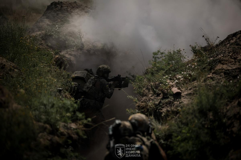 Để bao vây Pokrovsk, quân Nga trong những ngày gần đây đã tiến xuống phía nam của thành phố và hiện cách rìa thành phố chưa đến ba dặm, theo bản đồ chiến trường dựa trên hình ảnh vệ tinh và các đoạn phim công khai về giao tranh. Họ cũng đang tiến dần qua các ngôi làng và khu định cư cách đó vài chục km về phía nam, đe dọa chiếm lấy hai thành trì cuối cùng của Ukraine ở khu vực phía nam tỉnh Donetsk. Ảnh: UNIAN.