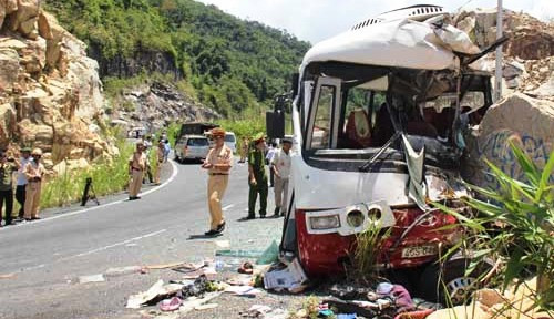 Vụ tai nạn xe khách chở đoàn giáo viên lao vào vách núi làm 7 người tử vong xảy ra ngày thứ sáu, 7/6/2013. (Ảnh: Minh Tuấn).
