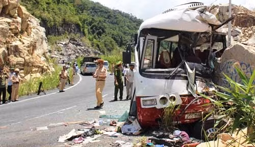 Vụ tai nạn xe khách chở đoàn giáo viên lao vào vách núi làm 7 người tử vong xảy ra ngày thứ sáu, 7/6/2013. (Ảnh: Minh Tuấn).