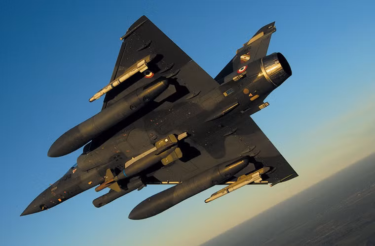 Về mặt hỏa lực, Mirage 2000 mang được 6,3 tấn vũ khí trên 9 giá treo gồm: tối đa 6 tên lửa không đối không MICA IR/IF; tối đa hai tên lửa không đối hai AM.39 Exocet; tối đa 2 tên lửa dẫn đường AS-30L; tối đa 2 bom thông minh GBU-12 hoặc GBU-49; tối đa một bom thông minh GBU-16 hoặc GBU-24. Trong chế độ đối đất, ngoài bom và tên lửa Mirage 2000 tùy chọn mang thêm được tên lửa đối không MICA hoặc Magic.