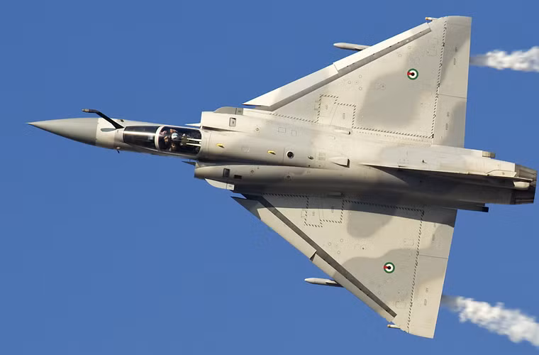 Đặc trưng thiết kế của Mirage 2000 là dùng kiểu cánh tam giác kéo dài tới gần hết đuôi, không cần cánh đuôi ngang. Kiểu cánh tam giác không phải lý tưởng về độ cơ động, bay cao độ thấp và chiều dài đường băng cần thiết cho việc cất hạ cánh, nhưng nhờ hệ thống lái fly-by-wire, máy bay có tính cơ động cao, dễ điều khiển. Ngoài ra, nó có ưu điểm về các đặc tính bay ở bay tốc độ cao, đơn giản trong chế tạo, diện tích phản hồi radar thấp và không gian trong.