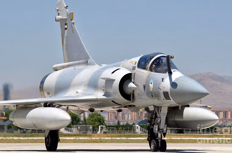 Số Mirage 2000 trong biên chế UAE gồm: 22 chiếc Mirage 2000-9EAD; 8 chiếc Mirage 2000-9RAD; 6 Mirage 2000-9DAD; 19 Mirage 2000-9 và 12 Mirage 2000-9D. Trong đó, loại EAD và RAD được cấu hình cho vai trò trinh sát bên cạnh khả năng tấn công, còn DAD là phiên bản hai chỗ ngồi dành cho huấn luyện phi công chuyển loại. Loại 2000-9 và 9D (hai chỗ ngồi) là phiên bản xuất khẩu của Mirage 2000-5 Mk.2 được trang bị thêm các pode hỗ trợ để đảm nhiệm vai trò tấn công mặt đất với tên lửa hành trình và bom dẫn đường.