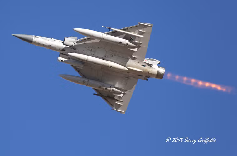 Máy bay được trang bị một động cơ phản lực SNECMA M53-P2 cho tốc độ tối đa 2.530km/h ở trần bay cao, 1.110km/h ở độ cao thấp, bán kính tác chiến khoảng 700-800km.