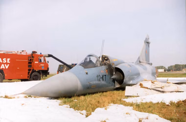 Theo truyền thông quốc tế, sáng hôm qua (14/3), một chiến đấu cơ UAE bị rơi ở Yemen – nơi liên minh do Ả Rập Xê Út đứng đầu tiến hành chiến dịch chống phiến quân do Iran hậu thuẫn. Việc việc đã khiến cho cả hai phi công Tiểu Vương quốc Ả Rập Thống nhất (UAE) thiệt mạng. Đây là lần đầu tiên chiến đấu cơ của UAE rơi khi tham gia liên minh do Ả Rập Xê Út đứng đầu tiến hành chiến dịch chống phiến quân Houthi do Iran hậu thuẫn ở Yemen kể từ tháng 3/2015. Ảnh minh họa