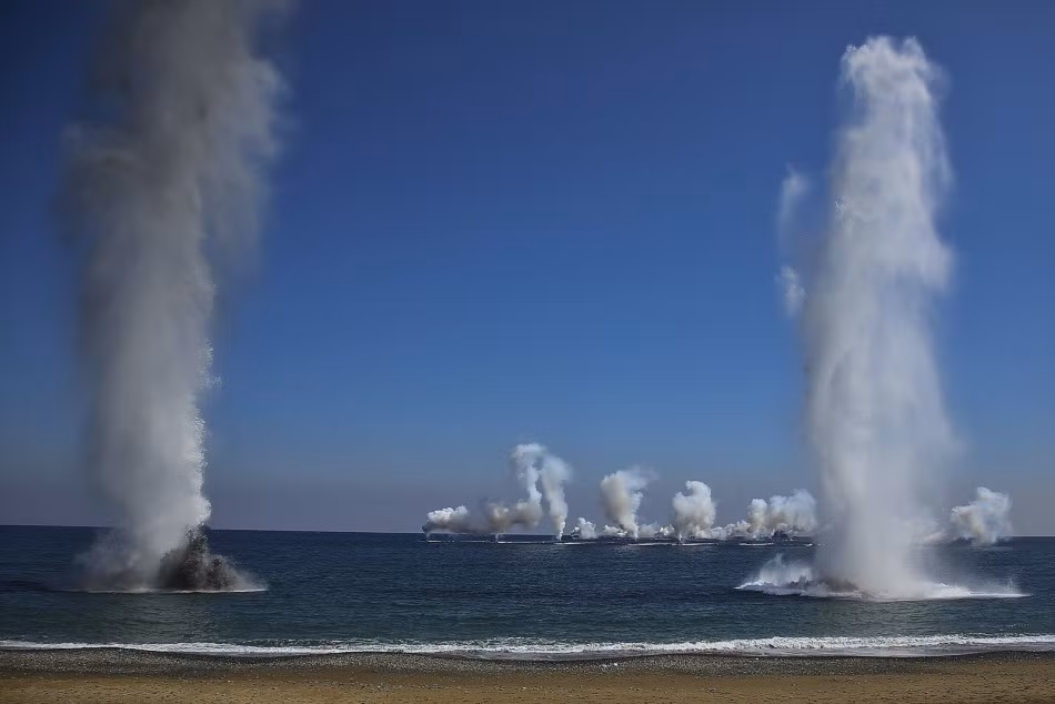 Cuộc tập trận của Quân đội Mỹ - Hàn không chỉ phô diễn sức mạnh “khủng”, “răn đe” Triều Tiên, mà còn tạo nên những khung cảnh đẹp tạo ra bởi súng, pháo. Nguồn ảnh: Sina