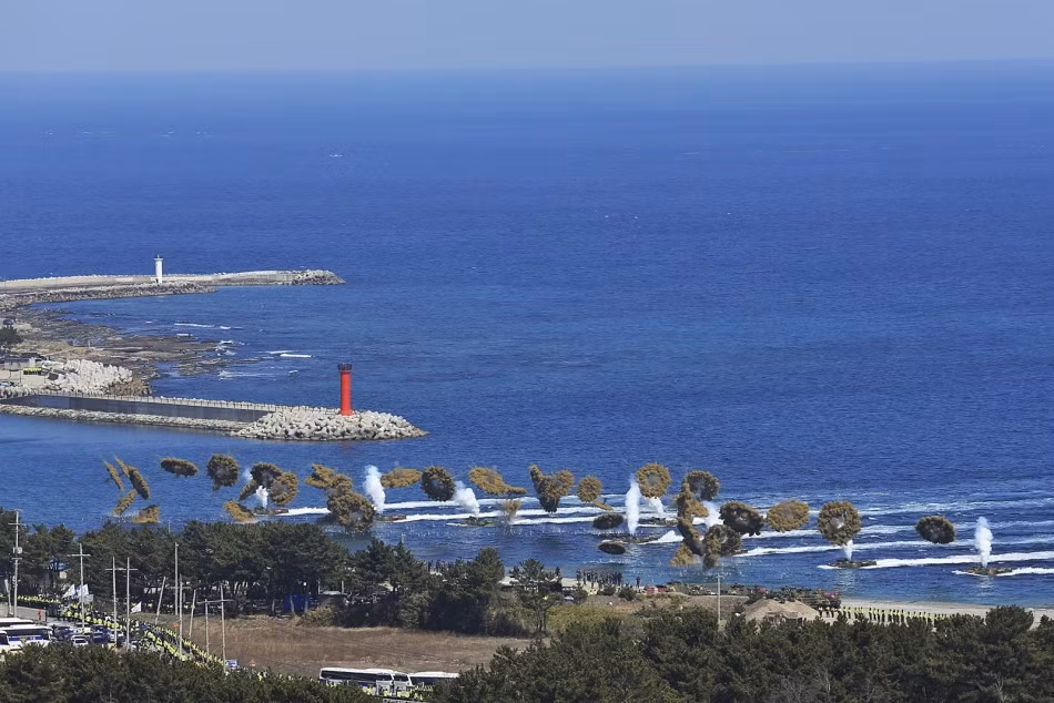 Cuộc tập trận của Mỹ - Hàn đã khiến giới chức Triều Tiên nổi trận lôi đình. Cũng trong ngày 12/3, tờ Rodong Sinmun, cơ quan ngôn luận của đảng Lao động Triều Tiên đăng tải bài viết bảo vệ quyền được tiến hành “tấn công hạt nhân phủ đầu” của Bình Nhưỡng và đưa ra cảnh báo cuối cùng dành cho Washington. Nguồn ảnh: Sina