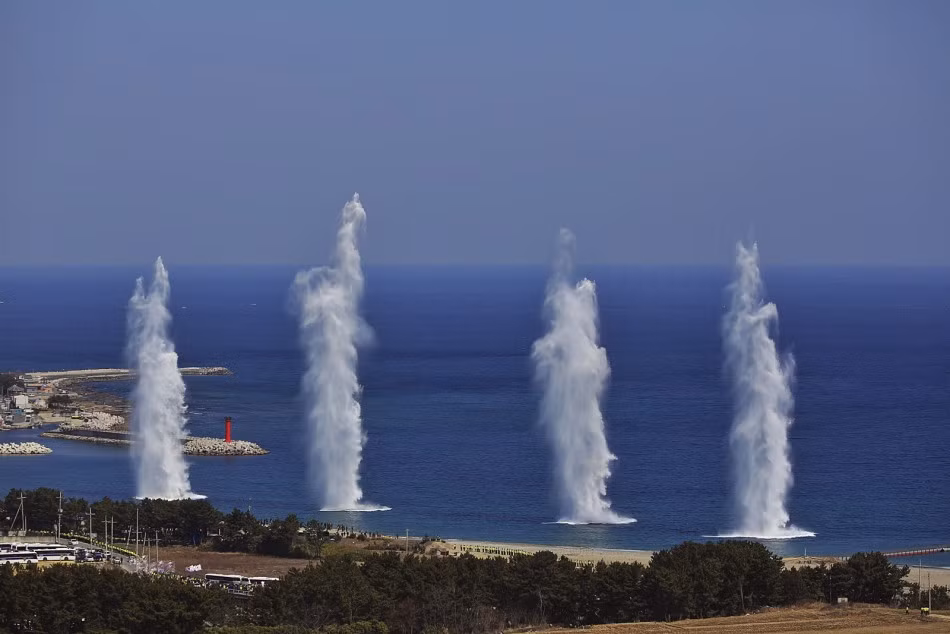 Những cột nước được tạo ra từ các phát đạn chi viện hỏa lực của tàu chiến cho quân đổ bộ. Nguồn ảnh: Sina