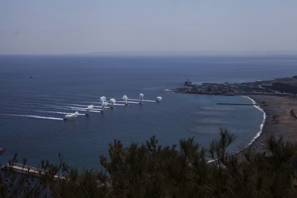 Bộ Quốc phòng Hàn Quốc cho biết có 17.200 binh sĩ, bao gồm 12.200 lính Mỹ và 5.000 lính Hàn Quốc tham gia cuộc tập trận diễn ra tại vùng biển gần thành phố Pohang, Hàn Quốc. Ảnh: Hàng dài xe thiết giáp lội nước AAV7A1 đang tiến vào bờ biển với cột khói trắng “lạ”. Nguồn ảnh: Sina