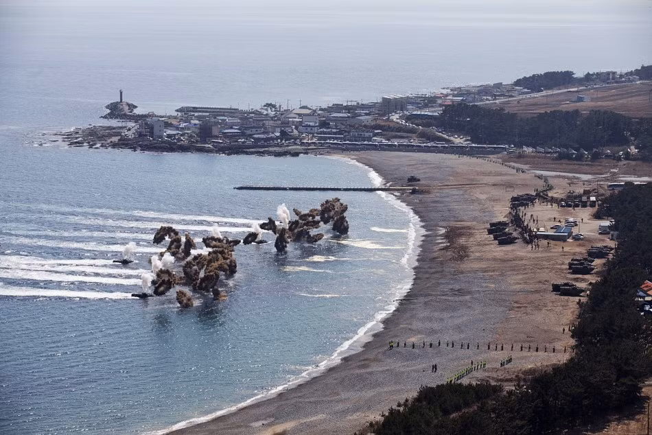 Các xe bọc thép vừa di chuyển vừa bắn lựu đạn khói gây nhiễu khí tài chống tăng của đối phương. Nguồn ảnh: Sina