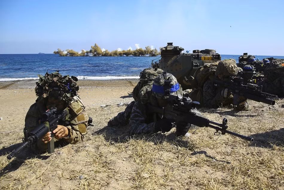 Lính thủy đánh bộ Mỹ - Hàn chiếm giữ bờ biển, tạo điều kiện cho các nhóm quân tiếp sau tiến vào chiếm giữ hoàn toàn mục tiêu. Nguồn ảnh: Sina