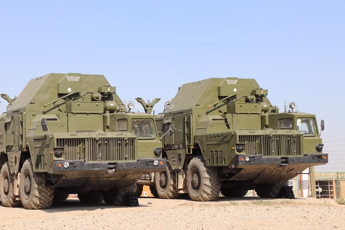 Những thành phần của S-300PS được chuyển đến Tajikistan bằng đường sắt, các thiết bị này có xuất xứ từ kho vũ khí dự trữ chiến lược của quân khu trung tâm quân đội Nga, đóng tại khu vực Volga.